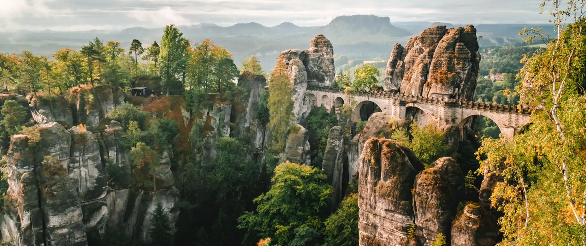 Weite Aussicht über das Elbsandsteingebirge als Sinnbild für die Unternehmensvision